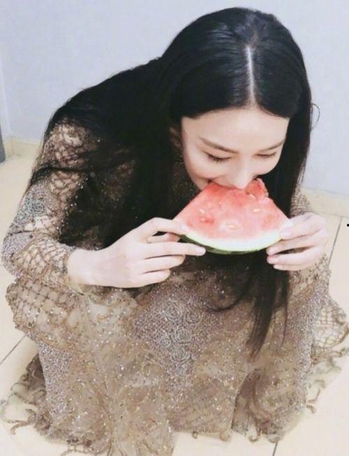 吃瓜裙 视频,揭秘网络红人现象背后的故事